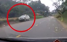 Video: Toyota Fortuner lao vào rãnh bên đường rồi lật nghiêng tại Phú Thọ