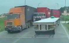 Video: 2 xe container đua nhau vượt ở khúc cua tại Hải Dương khiến 3 chiếc ô tô chèn kín mặt đường