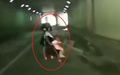 Hết hồn với video bà mẹ đẩy xe nôi đi ngược chiều trong đường hầm, suýt bị ô tô tông trúng