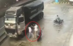 Video: Đi ngược chiều suýt gây tai nạn, tài xế xe container đánh nhau với người đi xe máy tại Quảng Trị