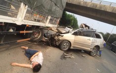 Toyota Innova biển đỏ tông vào đuôi ô tô tải trên đại lộ Thăng Long, tài xế bị hất văng ra ngoài