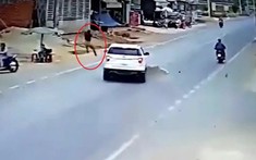 Video: Người đi xe máy lao thẳng từ đường nhánh ra đường chính, bị ô tô Ford Explorer tông văng