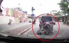 Video: Thanh niên đi xe máy "tạt đầu" ô tô, tông vào đuôi xe van trên đường Hà Nội