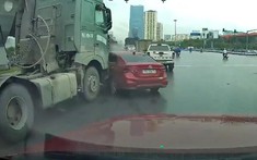 Xôn xao với video xe ben tông ô tô con Hyundai Accent xoay ngang trên đường Hà Nội