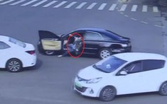 Mở cửa để xuống xe sau khi gây tai nạn, nữ tài xế bất ngờ lùi nhanh như cắt, va chạm với ô tô khác