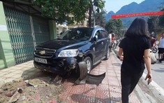 Video: 2 người ngồi trên xe máy đang dừng bên lề đường, bị ô tô tông văng tại Hòa Bình