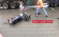 Video: Vượt đèn đỏ, thanh niên va vào đầu ô tô, bị hất văng vào bánh xe container tại Lạng Sơn