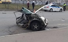 Bị chiếc Mazda tông trúng khi đang rẽ sang đường, ô tô Hyundai bị đứt lìa đầu