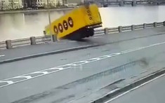 Video: Xe đầu kéo lao qua dải phân cách, rơi xuống sông khiến tài xế tử vong