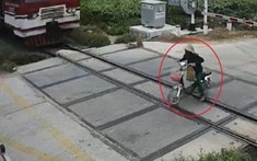 Video: Cố băng qua đường ray, người phụ nữ đi xe đạp điện bị tàu hỏa tông tử vong tại Ninh Thuận
