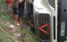 Quảng Bình: Xe container lật nghiêng, tài xế tử vong bên trong cabin