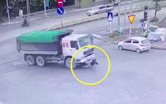 Video: Đang đi bộ, cô gái bị xe tải quay đầu cuốn vào gầm, cán nát 2 chân tại Quảng Ninh