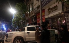 Video: Xe bán tải Ford Ranger băng qua bồn cây, lao vào cửa nhà dân tại Quảng Ninh