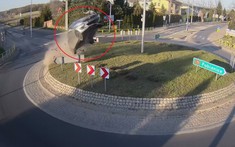 Thót tim với video quay cảnh chiếc Suzuki Swift tông vào vòng xuyến, bị hất văng lên không trung
