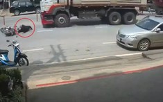 Thanh niên lái Toyota Camry mở cửa bất cẩn khiến cô gái đi xe máy chết thảm dưới bánh xe tải