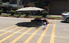 Video: Người đi xe máy va chạm với ô tô con, ngã ra đường và bị xe tải cán tử vong tại Thái Nguyên