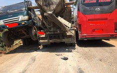 3 xe dính chặt nhau trong vụ tai nạn hi hữu tại Thanh Hóa khiến chiếc ô tô tải bị bênh đầu