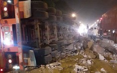 Video quay khoảnh khắc chiếc xe container cày nát dải phân cách rồi lật ngang tại Thanh Hóa