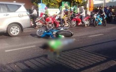 Video ghi lại khoảnh khắc tài xế GrabBike ngã ra đường, bị xe máy cán trúng tại Sài Gòn