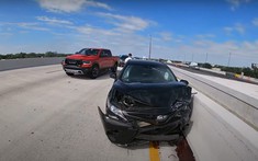 Biker có phen hú hồn khi 2 chiếc ô tô Toyota Camry và Infiniti G35 tông nhau ngay trước mặt mình