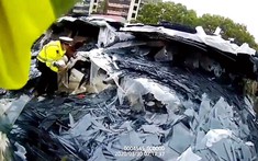 30 tấn kính rơi từ xe tải xuống ô tô con, 3 người trong một gia đình thoát chết
