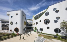 Trường mẫu giáo với hàng loạt ô cửa sổ tròn màu sắc cho phép nắng gió ngập tràn lớp học