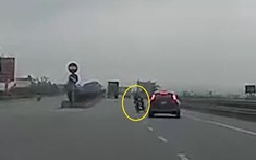 Video: Tài xế Volvo đánh lái nhanh như cắt, tránh thanh niên đi xe máy sang đường ẩu tại Thanh Hóa
