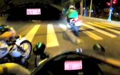 Nhóm biker vượt đèn đỏ "chạy chốt" phóng 157km/h và đăng video lên mạng khoe chiến tích