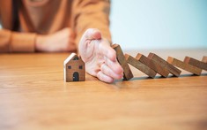 Bất động sản khó khăn chồng chất, tại sao giá bán vẫn chưa giảm?