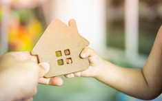 Chồng viết di chúc để lại toàn bộ nhà đất cho con riêng, vợ có quyền đòi lại?