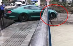 Video: Ford Mustang mất lái tông vào lan can trên cầu suýt lao xuống sông
