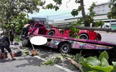 Xe cứu hộ chở siêu xe "Ferrari LaFerrari" ở Thái gặp nạn, tài xế bị thương nặng