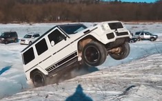 Xem Mercedes-Benz G63 lao lên ngọn đồi tuyết hay kéo co cùng với Lexus LX570 rất quyết liệt