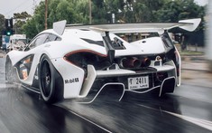 Siêu xe "2 trong 1" McLaren P1 GTR di chuyển trên đường phố