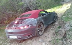 Bái phục cụ ông đem xe thể thao Porsche 911 vào tận trong rừng để off-road