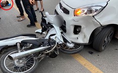 Thái Nguyên: Sau va quẹt với xe ô tô, thanh niên chạy xe máy nằm dưới đường xem điện thoại