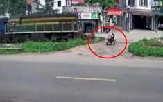 Video: Đùa với "tử thần", 2 người đi xe máy suýt bị tàu hoả tông trúng và có thể trả giá bằng mạng sống