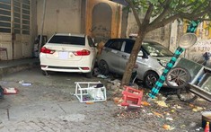 Thanh Hoá: Honda City lao vào hai quầy bán đồ ăn sáng bên đường khiến 2 người thương vong