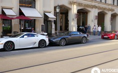 Hai chiếc siêu xe Lexus LFA cực hiếm đỗ cùng trên một con đường
