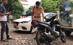 Video: Thanh niên điều khiển xe máy bằng chân, tay thì bấm điện thoại ở Thái Nguyên