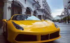 Khung cảnh chụp ảnh chiếc siêu xe Ferrari 488 Spider mới thay áo màu vàng nổi bật khiến người ta tưởng ở trời Tây