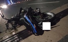Nam thanh niên tử vong sau khi tông xe Honda Winner 150 vào xe bơm bê tông trên cầu Nhật Tân