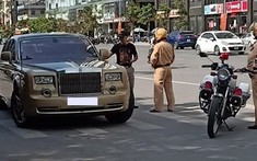 Xôn xao với hình ảnh chiếc Rolls-Royce Phantom biển siêu đẹp tại Quảng Ninh bị CSGT "tuýt còi"
