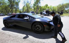 Cậu bé 5 tuổi tự lái xe SUV đi mua siêu xe Lamborghini chỉ với 3 USD đã được trải nghiệm "siêu bò" nước Ý