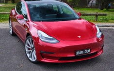 Chủ xe nhốt được tên cướp bên trong chiếc Tesla Model 3 vì nhanh trí sử dụng tính năng này
