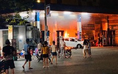 Hà Nội: Ô tô VinFast Fadil lùi trúng cột bơm xăng, bốc cháy dữ dội trong đêm