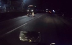 Video: Rùng mình với cảnh người đàn ông quỳ giữa QL1A bị xe tải đâm