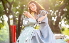 Thiếu nữ nhẹ nhàng, lãng mạn bên Vespa Primavera màu xanh bạc hà dịu mát