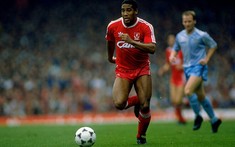 John Barnes: 'Liverpool thành công vì Klopp có thực quyền'