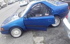 Chiếc Mazda Protege "ngắn tũn" dị thường này đang được cháo bán giá 51 triệu đồng